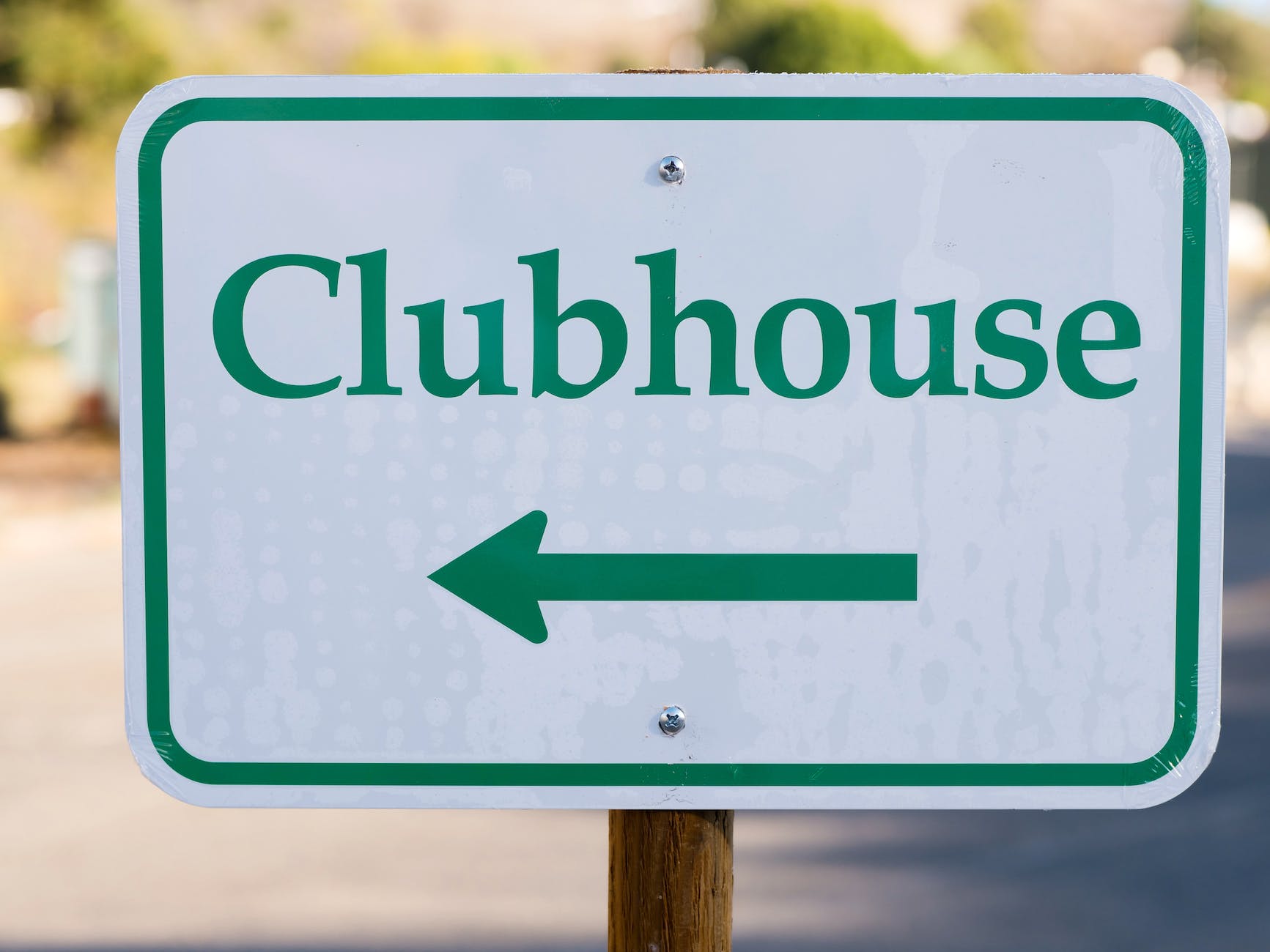directional sign to a clubhouse